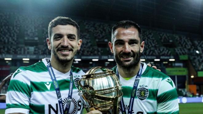 Adán y Feddal con el título que consiguieron de la Taça en Portugal.