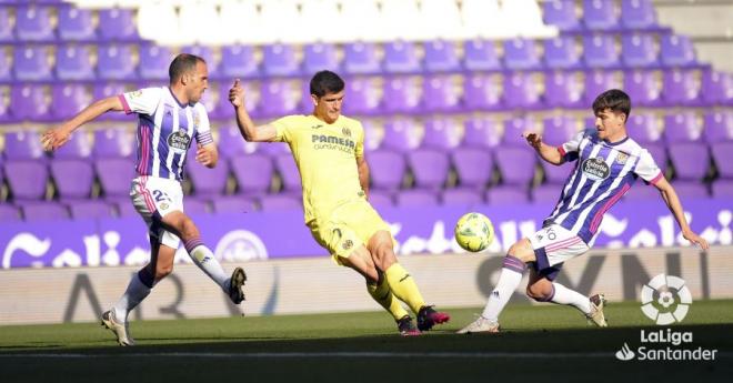 Nacho y Toni Villa presionan a Gerard Moreno en el Valladolid-Villarreal (Foto: LaLiga).