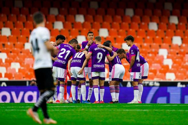 Los jugadores pucelanos, antes del inicio del partido en Valencia (Foto: Real Valladolid).