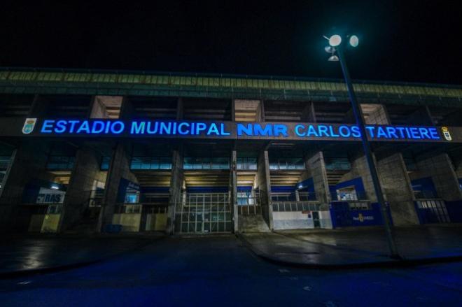 La fachada principal del estadio con su nuevo nombre: NMR Carlos Tartiere.