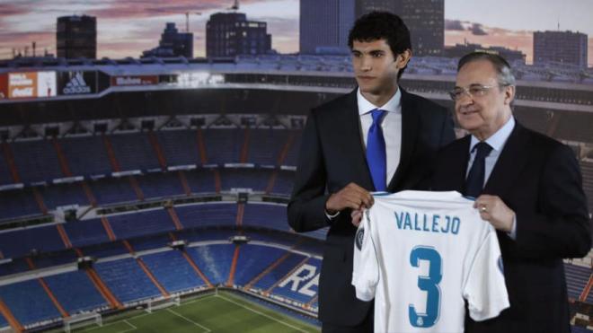 Florentino Pérez, con Jesús Vallejo en su presentación con el Real Madrid (Foto: EFE).