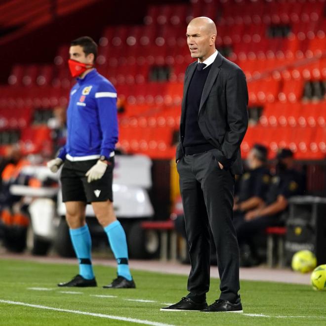 Zidane, en la banda del Nuevo Los Cármenes (Foto: Cordon Press).