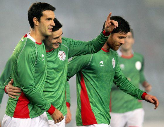 Aduriz, Xabi Prieto y Xabi Alonso celebran un gol de Euskadi ante Bolivia (Foto: Javier Etxezarreta/EFE).