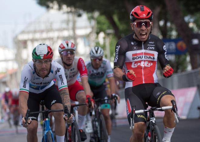 Caleb Ewan celebra un triunfo en el Giro (Foto: EFE).