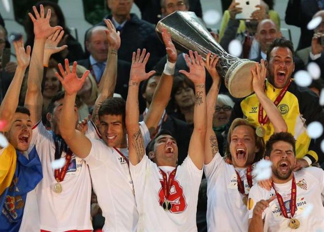 Los jugadores del Sevilla FC levantan el título en 2014.