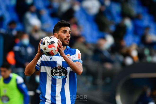 Eneko Bóveda se dispone a de sacar de banda (Foto: RC Deportivo).