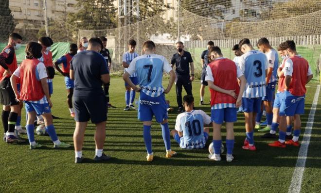 Nacho Pérez, dando una charla a sus jugadores (Foto: Málaga CF).