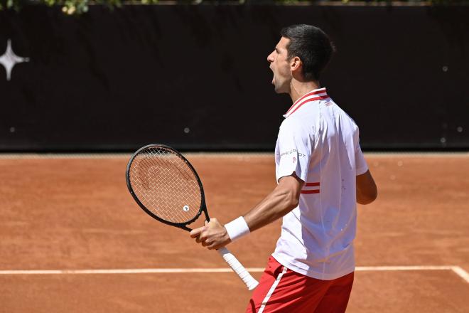 Novak Djokovic celebra un punto ante Tsitsipas en Roma (Foto: Cordon Press).