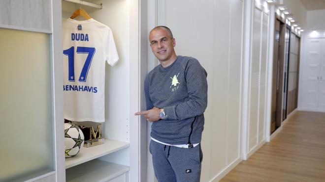 Duda, posando con su última camiseta oficial (Foto: Málaga CF).