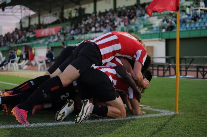 Los cachorros del Bilbao Athletic festejan un gol al Celta B en el play off (Foto: Athletic).