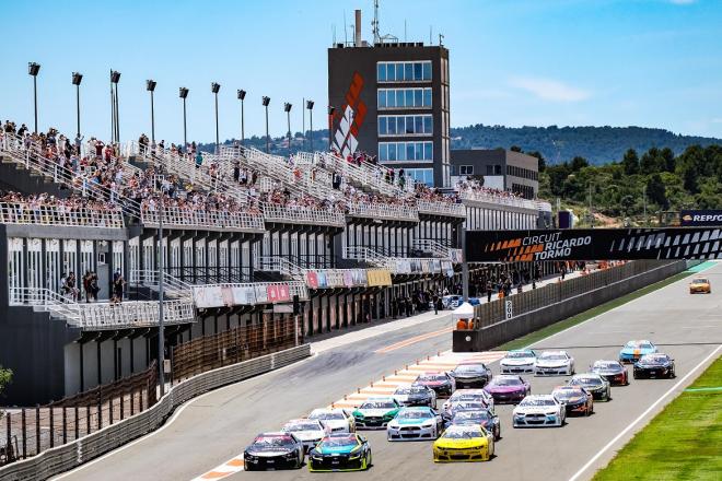 Hezemans completa un fin de semana perfecto en las carreras de la NASCAR europea