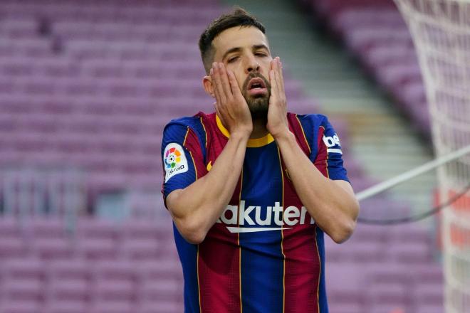 Jordi Alba, una de las posibles operaciones de Laporta, se lamenta durante el partido del Barça (Foto: Cordon Press).