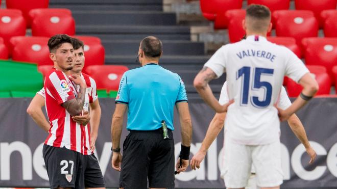 Unai Vencedor habla con Mateu Lahoz en un partido ante el Real Madrid en San Mamés (Foto: Athletic Club).