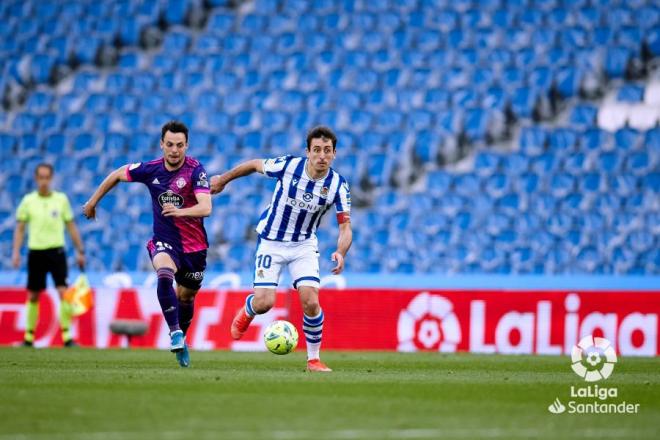 Mikel Oyarzabal pelea por un balón ante un jugador del Valladolid (Foto: LaLiga).