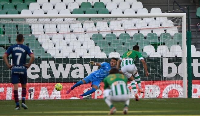 Miranda no podía ni mirar en el penalti del Betis ante el Huesca (Foto: Kiko Hurtado).
