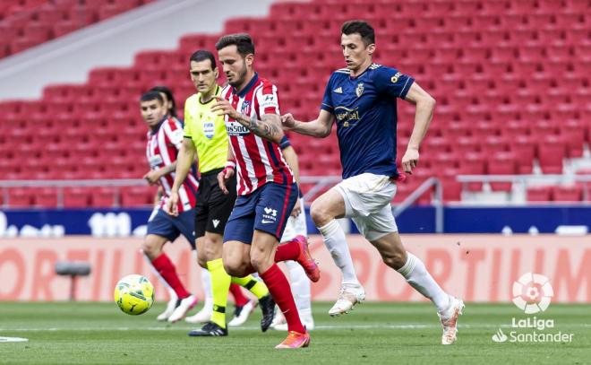 Saúl conduce la pelota en el Atlético-Osasuna (Foto: LaLiga).