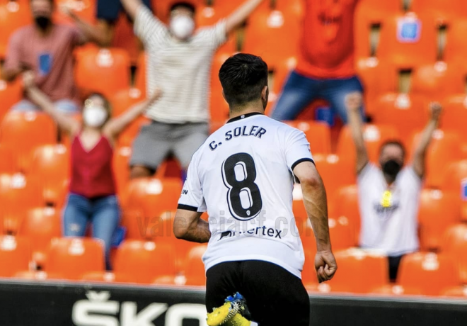 Carlos Soler celebra uno de los goles ante el Eibar (Foto: Valencia CF).