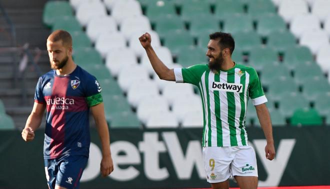 Borja Iglesias celebra el 1-0 del Betis ante el Huesca (Foto: Kiko Hurtado).