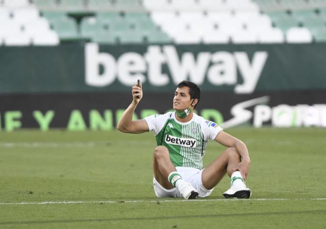 Mandi, despidiéndose del Benito Villamarín (Foto: Kiko Hurtado).