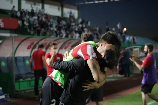 Joseba Etxeberria se abraza a uno de sus cachorros en el play off de ascenso (Foto: Athletic Club).