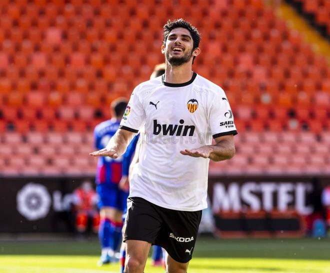 Guedes celebra uno de sus goles en su último partido en Mestalla (Foto: Valencia CF).