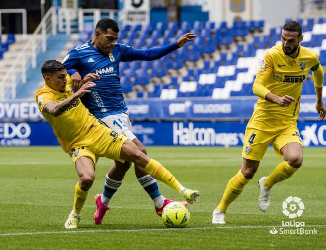 Nahuel aguanta la presión rival durante el Real Oviedo-Málaga (Foto: LaLiga).
