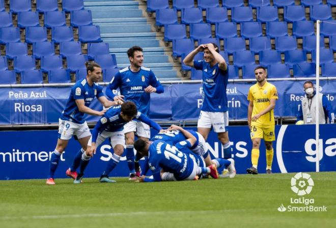 Varios jugadores del Oviedo celebran el gol de Ahijado (Foto: LaLiga).