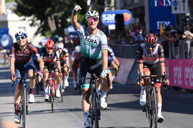Peter Sagan celebra su victoria de etapa en el Giro.