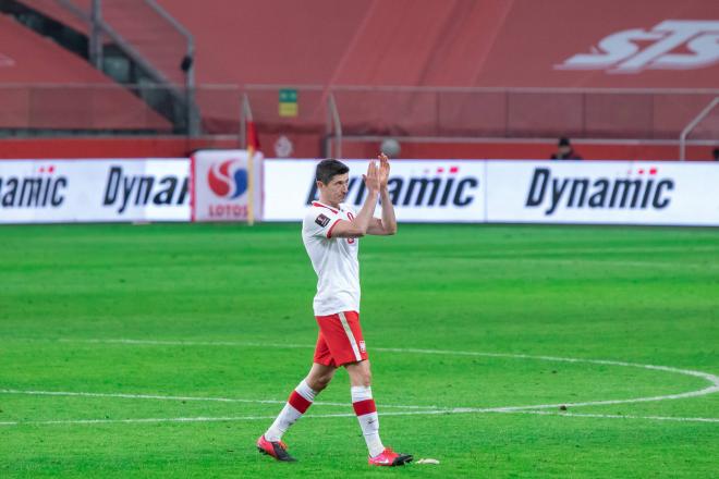 Robert Lewandowski aplaude tras un partido con Polonia (Foto: Cordon Press).