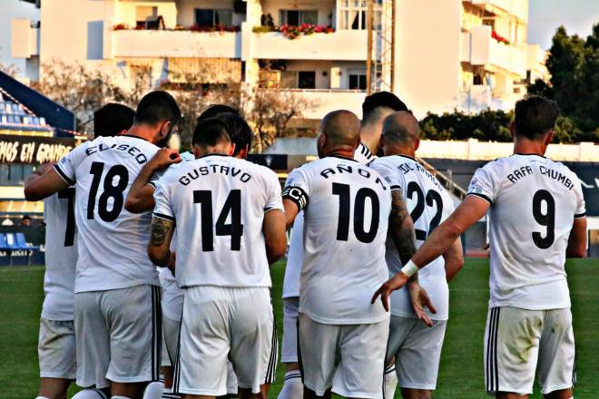 Varios jugadores del Marbella, durante un partido este curso (Foto: Marbella FC).