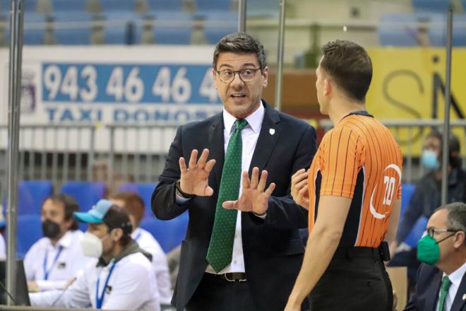 Katsikaris, haciendo indicaciones en el Acunsa GBC - Unicaja (ACB Photo).