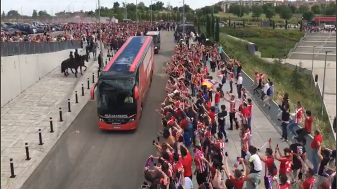 Aficionados del Atlético animan a su equipo a la llegada del autobús.