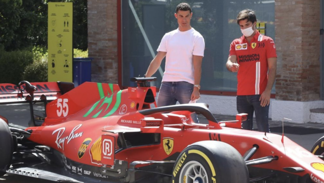 Sainz le enseña su Ferrari a Cristiano Ronaldo (Foto: @carlossainz55).