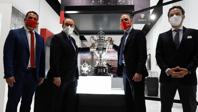 Rubiales, junto a José Castro, en la sala de trofeos del Sevilla FC.