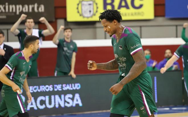 Deon Thompson celebra una canasta (ACB Photo).