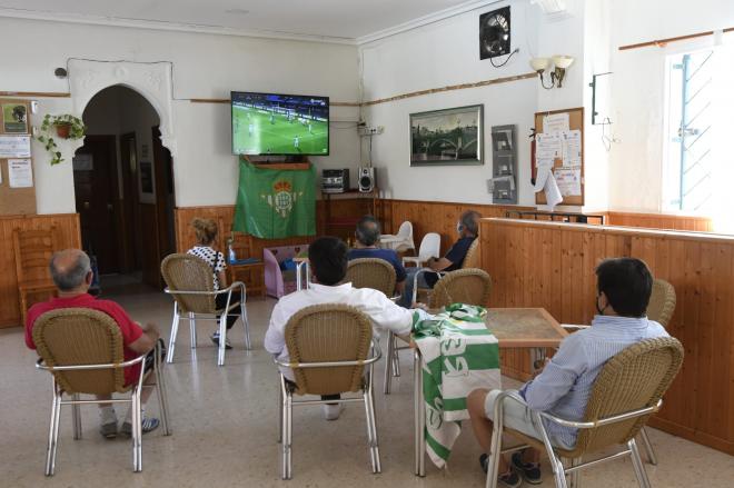 Aficionados del Betis siguen a su equipo en la televisión (Foto: Kiko Hurtado).