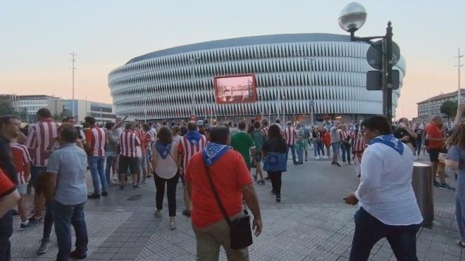 Aficionados del Athletic Club rumbo a entrar a un partido en San Mamés (Foto: Mayte Ojea).