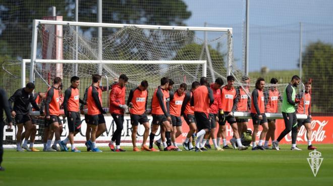 Jugadores del Sporting cargan una portería en un entrenamiento (Foto: Real Sporting)