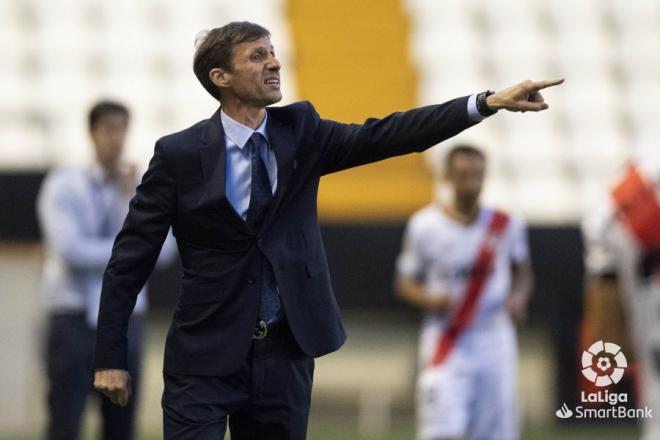 José Ángel Ziganda da instrucciones durante el Rayo-Oviedo (Foto: LaLiga).