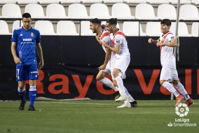 Diegui se lamenta mientras el Rayo celebra su primer gol al Oviedo (Foto: LaLiga).