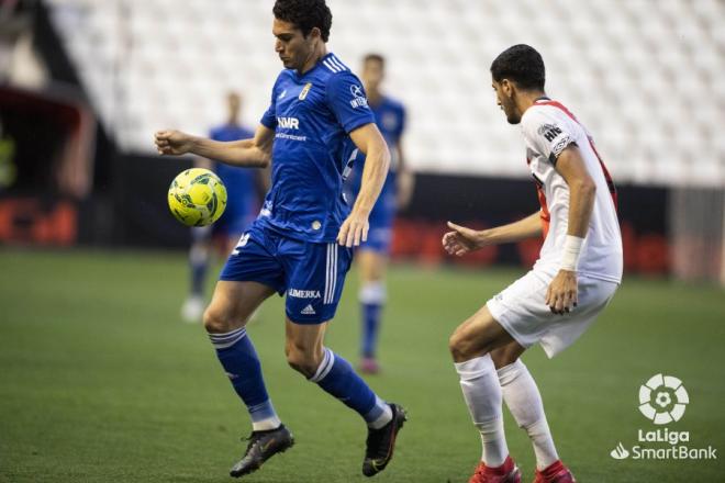 Gustavo Blanco Leschuk controla una pelota durante el Rayo-Oviedo (Foto: LaLiga).