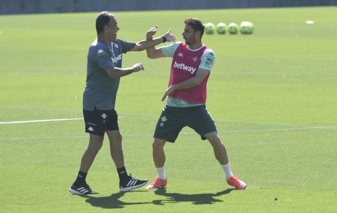 El capitán del Real Betis y Alexis jugando en el entrenamiento (Foto: Kiko Hurtado).