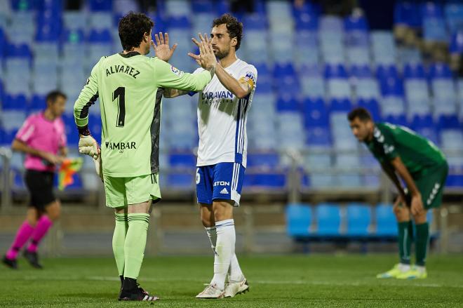 Eguaras felicita a Cristán al finalizar el Real Zaragoza-Castellón (Foto: Daniel Marzo). 