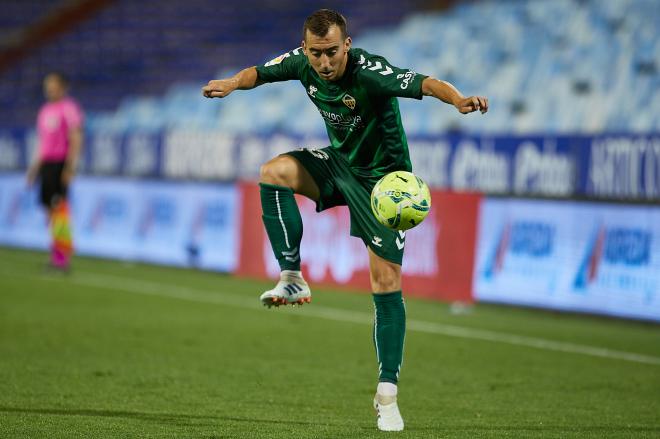 Rubén Díez controla un balón en el partido ante el Castellón disputado en La Romareda (Foto: Daniel Marzo).