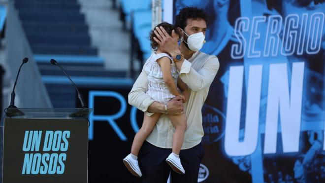 Sergio Álvarez, en la rueda de prensa de despedida, con su hija (Foto: RCCV).