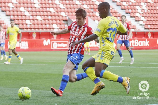 Guille rosas, durante el Sporting-Las Palmas (Foto: LaLiga).