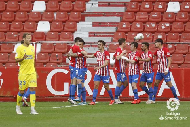 Los jugadores del Sporting celebran el gol durante el Sporting-Las Palmas (Foto: LaLiga).
