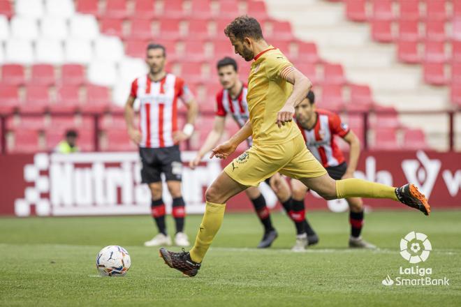 Stuani, lanzando un penalti ante el Logroñés (Foto: LaLiga).