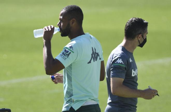 Sidnei bebe agua en un entrenamiento (Foto: Kiko Hurtado).