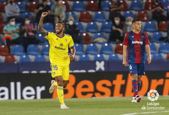 Akapo celebra su gol en el Levante-Cádiz (Foto: LaLiga).